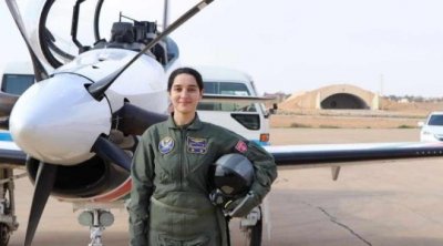يمنى الدلايلي أول قائدة طائرة حربية مقاتلة في تونس