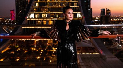 تخطف الأنظار في الدوحة بإطلالة راقية (صور)