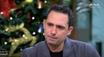 ظافر العابدين باكيا : غسلت الصحون في الغربة 