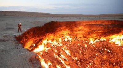 رئيس تركمانستان يأمر بإخماد ألسنة اللهب المشتعلة دون توقف منذ 1971 في ''باب جهنم''