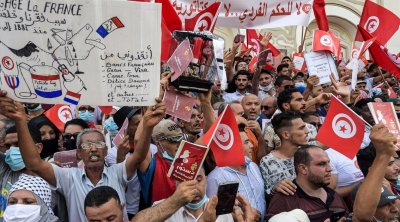 شخصيات حقوقية وسياسية تدعو التونسيين للنّزول إلى الشارع غدا