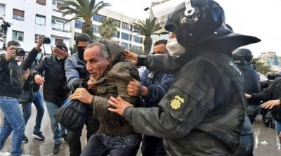 تونس : الغاز وخراطيم المياه لتفريق المحتجّين