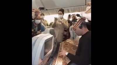 حفل موسيقي تونسي على متن طائرة إماراتية (فيديو)