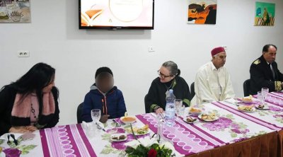 Bouden partage le repas de rupture du jeûne avec des séniors et des enfants à Gammarth