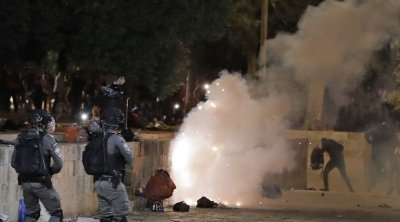 اشتباكات بين الشرطة الإسرائيلية والفلسطينيين بالقرب من المسجد الأقصى