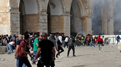 42 جريحا في إشتباكات بين الفلسطنيين و الشرطة الإسرائيلية في باحة المسجد الأقصى 