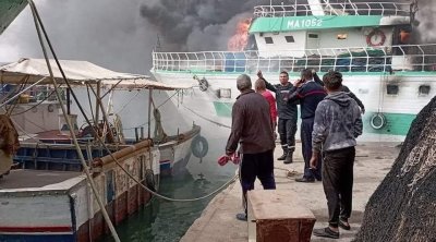صفاقس : اندلاع حريق بمركب صيد بحري بالميناء