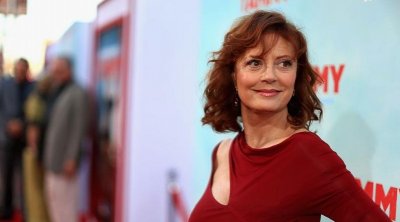 الفنانة الأمريكية سوزان ساراندون تعبر عن غضبها من جريمة اغتيال شيرين أبو عاقلة