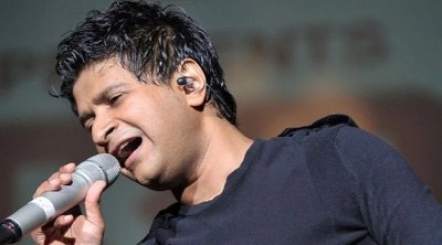 وفاة مغني هندي شهير خلال غنائه على المسرح 