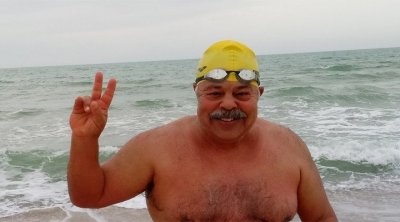 من أجل  انجاز تاريخي : نجيب بلهادي يقطع المتوسط سباحة