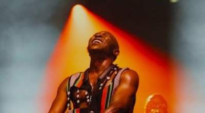 فنان نيجيري يلغي حفلا موسيقيا في المغرب بعد وفاة 23 مهاجرا عطشا في مليلة 