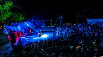 جمهور غفير يواكب حفل مغني الراب علاء في مهرجان الحمامات (صور)