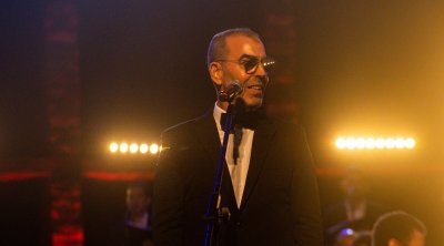 عرض "نشيد الفرح" لشادي الڤرفي.. غناء فوزي بن قمرة وصالح فرزيط يضئ ليالي الحمامات (صور)