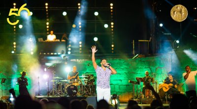 بلطي يؤدي أشهر أغانيه أمام جمهور مسرح قرطاج (صور)