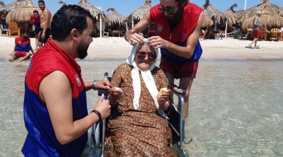 بالصور : تنظيم يوم ترفيهي لمقيمي دار المسنين بقرمبالية في شاطئ بنرزت