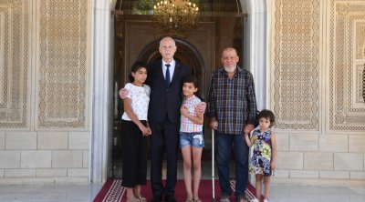 رئيس الجمهورية يصطحب عائلة لا مسكن لها لقصر قرطاج (صور)