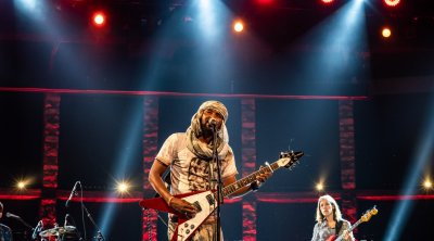 كال أسوف.. موسيقى الطوارق تنشر ثقافة شعب الصحراء على ركح مهرجان الحمامات (فيديو) 