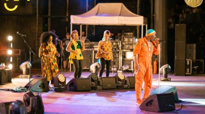 ألفا بلوندي يغني للحب و السلام أمام جماهير حاشدة بمهرجان قرطاج الدولي 