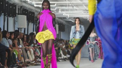 أبرز تصميمات أسبوع الموضة في نيويورك لربيع وصيف 2023 (صور)