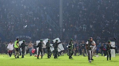 مقتل 174 شخصاً خلال مباراة كرة قدم في إندونيسيا (صور)