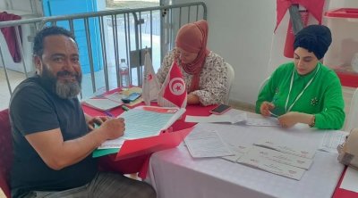 بالصور : الممثل عاطف بن حسين يعلن ترشحه للبرلمان 