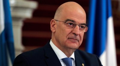 وزير خارجية اليونان يرفض مغادرة طائرته لدى وصوله إلى العاصمة الليبية