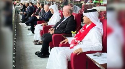 مونديال قطر : مدير الديوان الأميري يتوشح بعلم تونس في المباراة أمام الدنمارك