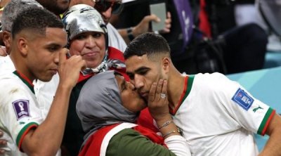 شاهد...أشرف حكيمي يُشعل حماس الجماهير العربية بـصورة مع والدته (صور)
