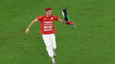 شاهد ...مشجع تونسي يقتحم ملعب مباراة تونس و فرنسا حاملا علم فلسطين (فيديو)