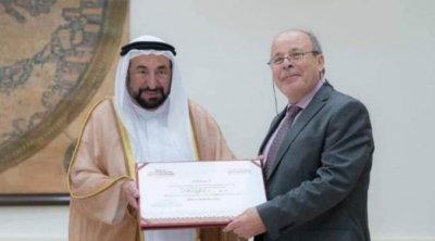 الفنان التشكيلي التونسي سامي بن عامر يتسلّم جائزة الشارقة الأولى للدراسات اللغوية 