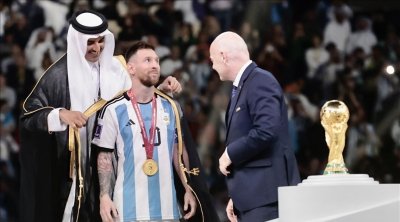 Deux journalistes français s’insurgent contre la tenue traditionnelle qatarie, portée par Messi