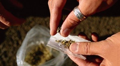 الإفراج على فنان مشهور بعد إتهامه بشبهة حيازة مادة مخدرة