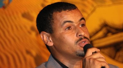 الشاعر الناصر بنعون يتوج بالجائزة الأولى لمهرجان الصحراء بدوز