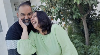 كاتبة تونسية ترتدي فستان أخضر يوم زفافها...و تثير إعجاب التونسيين