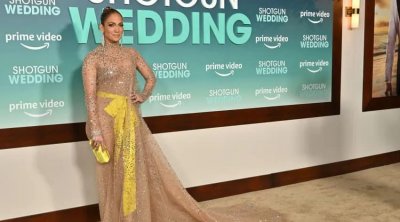 Jennifer Lopez, paillettes et transparence pour l'avant-première de ''Shotgun Wedding''