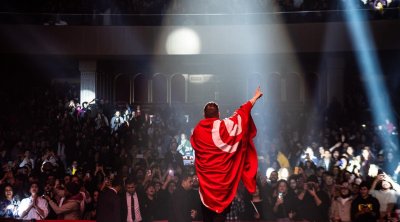 "بو كلثوم" يؤدي أشهر أغانيه أمام شبابيك مغلقة في أيام قرطاج الموسيقية (صور)