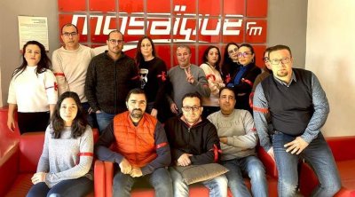 صحفيو إذاعة ''موزاييك'' يحملون الشارة الحمراء 