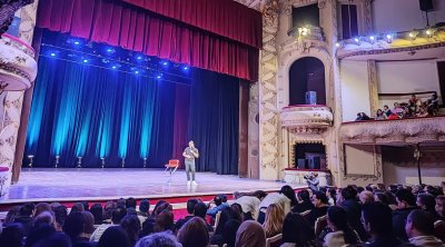 أمام جمهور غفير : مهدي باش تارزي يقدم أول عروضه في المسرح البلدي ( فيديو) 