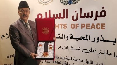 تكريم الفنان لطفي بوشناق بدرع فرسان السلام