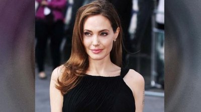 أنجلينا جولي تحتفل بسيدة مصرية حصلت على ''محو الأمية'' في سن الـ87