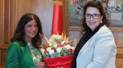 بالصور : وزيرة الثقافة تكرم كوثر بن هنية قبيل مشاركة فيلمها ''بنات ألفة'' في مهرجان كان