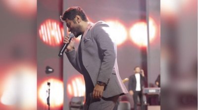تامر حسني يبكي على أغنية ''إرجع لي'' في حفل ضخم بالكويت بعد انفصاله عن زوجته