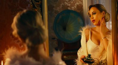 نرمين صفر تثير الجدل بـ''على سرير النوم دلعني'' 