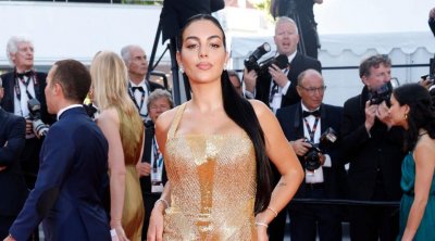 Cannes 2023 : Georgina  illumine le tapis rouge en robe dorée incandescente