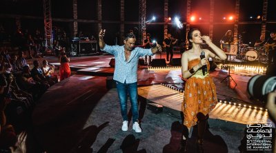 بالفيديو : آية دغنوج تكرم سعاد محاسن في عرض ''النغار'' بمهرجان الحمامات 