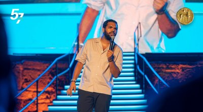 كوميدي فرنسي يتفوه بكلمة بذيئة أمام جمهور مهرجان قرطاج (فيديو)