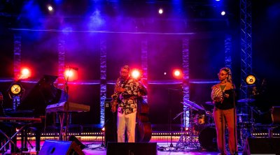 ''كيني غاريت'' يقدم إيقاعات موسيقىة حماسية محملة بالحياة والحلم لجمهور مهرجان الحمامات 