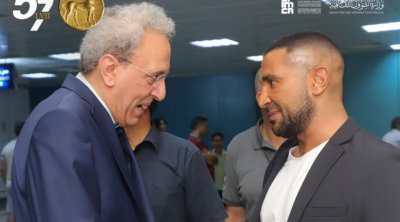 بالصور : أحمد سعد يصل تونس ... و مدير مهرجان قرطاج في استقباله 