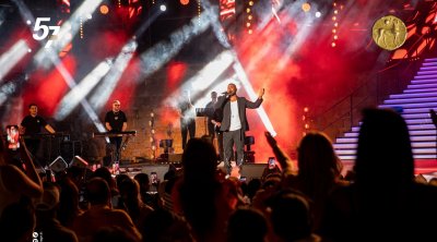 أحمد سعد يغازل المرأة التونسية في مهرجان قرطاج (فيديو)