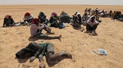 Libye : 400 migrants irréguliers en détresse secourus à la frontière avec la Tunisie